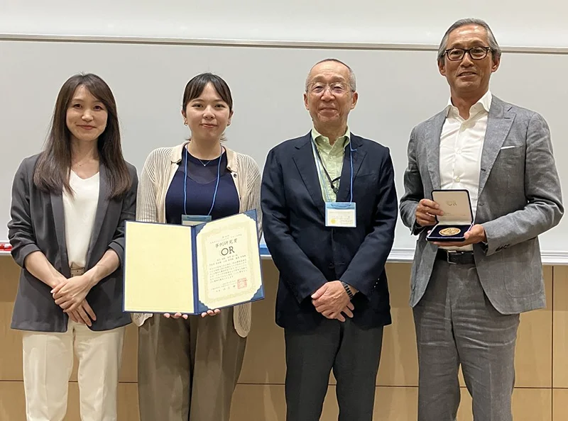 オペレーションズ・リサーチ学会の表彰式に参加した藤巻（右）と宇佐美（左）